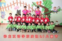 看！我們的演出服是喜洋洋的！我們像喜洋洋一樣聰明！
