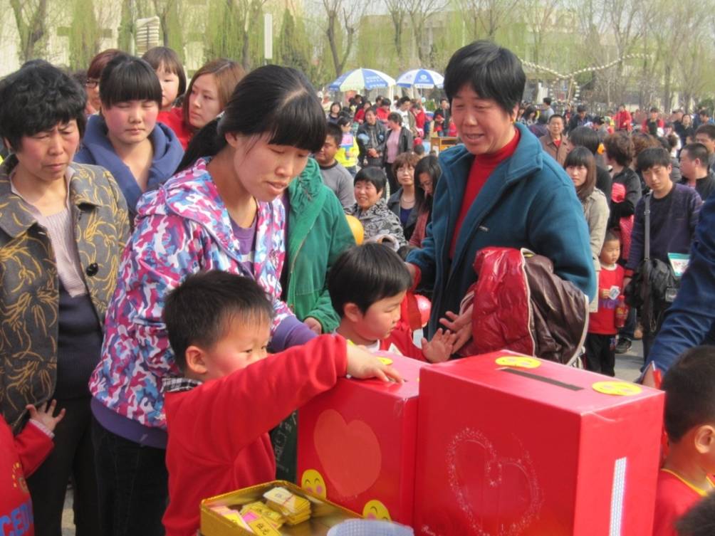 助學(xué)桑梓，愛心義賣育英才雙語幼兒園感恩賣