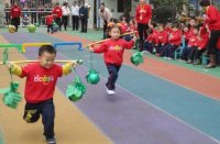 中班級的“豬八戒挑西瓜”。