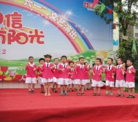 打起竹板精神爽，一起夸夸幼兒園！