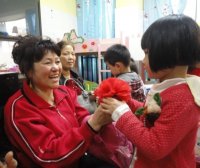 我吧大紅花獻給奶奶，祝奶奶節(jié)日快樂！