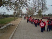 來(lái)到了東海神廟遺址，帶領(lǐng)幼兒參觀。