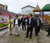 幼兒園黨支部書記、園長朱曉春向督導(dǎo)組一行介紹群眾路線活動開展情況