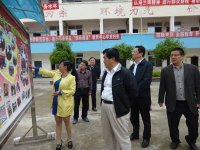 幼兒園黨支部書記、園長朱曉春向督導(dǎo)組一行介紹群眾路線活動開展情況