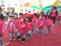 隊員們整齊的步伐進(jìn)場