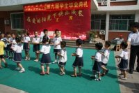 小弟弟妹妹給哥哥姐姐獻禮物。