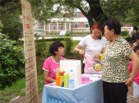 認真接待咨詢家長，歡迎您大寶寶來到博雅幼兒園！