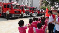 “我是小小消防員”主題活動，消防員叔叔帶領(lǐng)我們參觀消防車。