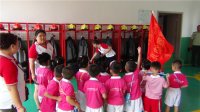 “我是小小消防員”主題活動，老師為小朋友們講解消防用具。