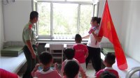 “我是小小消防員”主題活動，消防員叔叔帶領(lǐng)小朋友們參觀起居室。