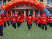 手中舞動著大紅的四方旗，學(xué)前班的孩子演完打擊樂，又向我們展示了意氣風(fēng)發(fā)的《旗操》。