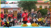 　　　　黃園長(zhǎng)向幼兒水果的色、味、吃的方法及如何講究衛(wèi)生。