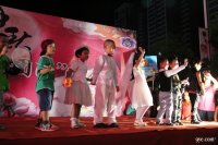 參加贛州大潤發(fā)組織的“中秋節(jié)晚會”上表演 中華民族的節(jié)日有很多，中秋節(jié)是中華民族的傳統(tǒng)節(jié)日。“月到中秋分外明”，金秋送爽，丹桂飄香。金子塔幼兒參加了大潤發(fā)組織的“文化大餐”中秋晚會演出。幼兒表演兩個節(jié)目，得到大家的好評。