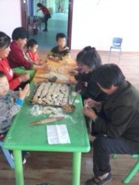 我和爺爺奶奶一起包餃子！