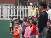 老師們、家長們、幼兒們一起參加升旗儀式！