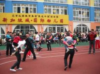 家長們你追我閃，背著寶寶們揪尾巴呢！