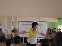 戴園長正在指揮學(xué)生們聯(lián)系打擊樂節(jié)奏！