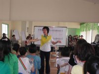 戴園長正在指揮學(xué)生們聯(lián)系打擊樂節(jié)奏！