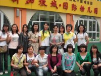 荊州教育學(xué)院師生和戴園長、李主任的合影留念！