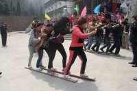家長(zhǎng)挑戰(zhàn)“同穿一雙鞋”