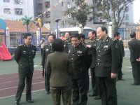 總后首長在詢問園所的情況。
